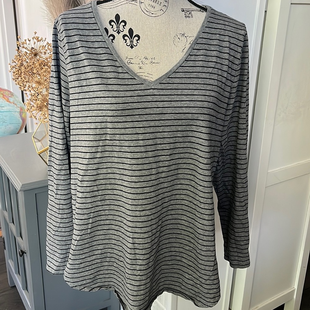 XL Old Navy Everywhere V-neck scoop bottom cotton long sleeve striped top gray